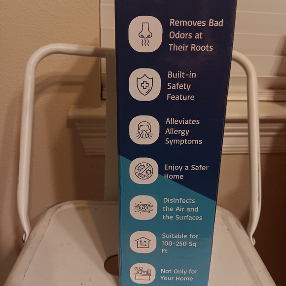 UVLIZER UVC DISENFECTUON LIGHT WITH REMOTE CONTROL. NEW IN BOX. - Picture 4 of 5